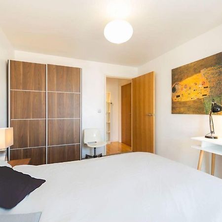Room With Private Bathroom In A Modern Two Bedroom Two Bathroom Flat London Exterior foto