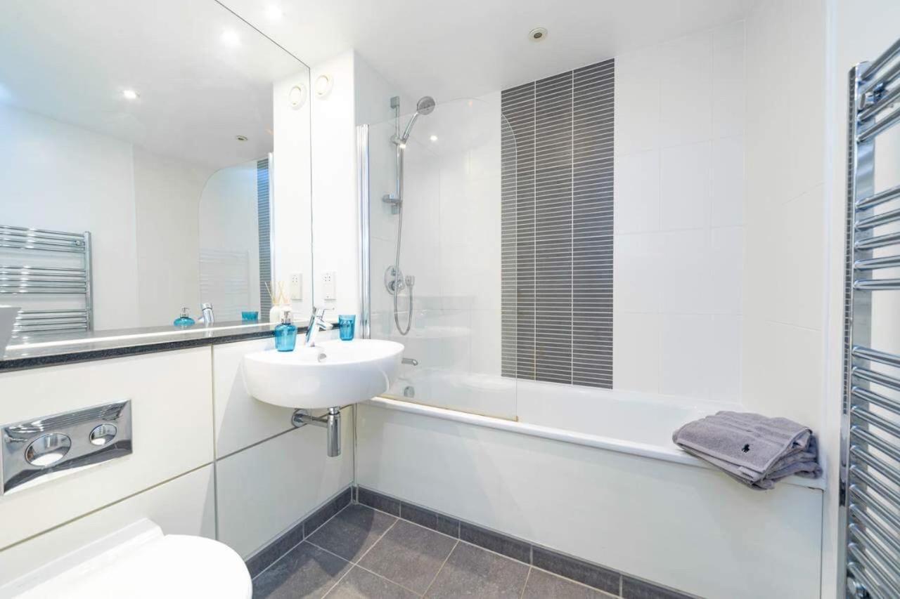 Room With Private Bathroom In A Modern Two Bedroom Two Bathroom Flat London Exterior foto