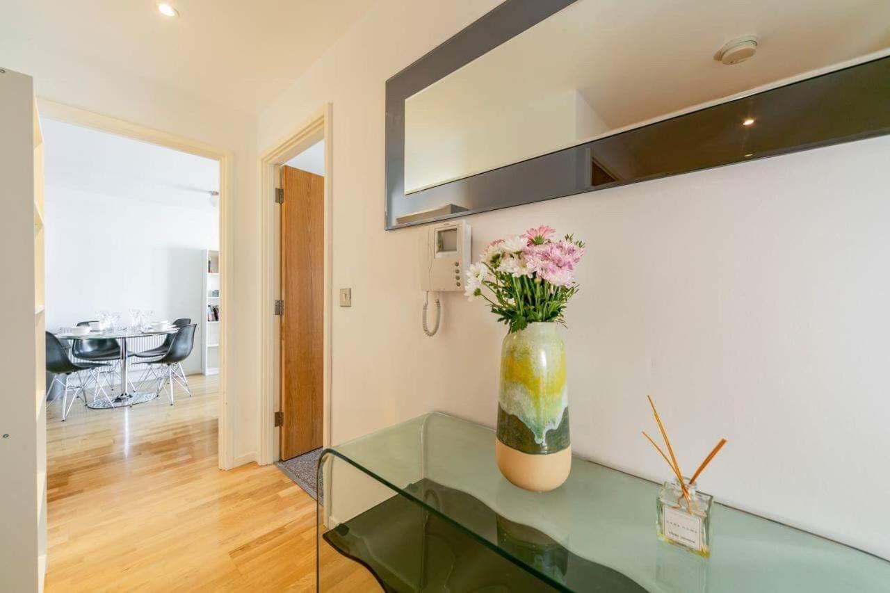Room With Private Bathroom In A Modern Two Bedroom Two Bathroom Flat London Exterior foto